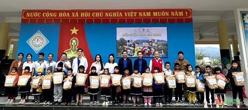 Đà Nẵng: Tặng hơn 500 suất quà cho học sinh khó khăn